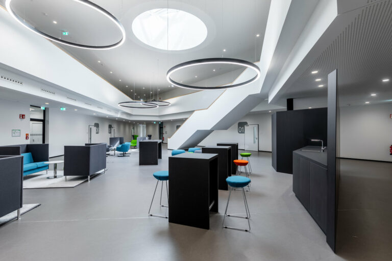 Ein schwarz-weißes Büro mit runder Decke und CV-Beläge-Böden. Boden Pelzer -Bodenbeläge, Vinylbelag, Parkett - Moselstr. 14 - 41464 Neuss