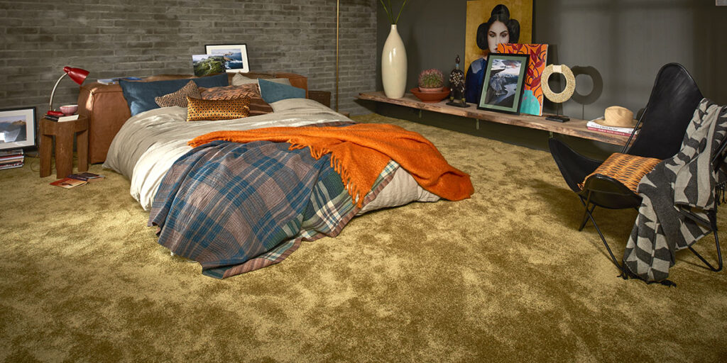 Ein Schlafzimmer mit einem Bett, einem Nachttisch und Teppichboden. Boden Pelzer -Bodenbeläge, Vinylbelag, Parkett - Moselstr. 14 - 41464 Neuss